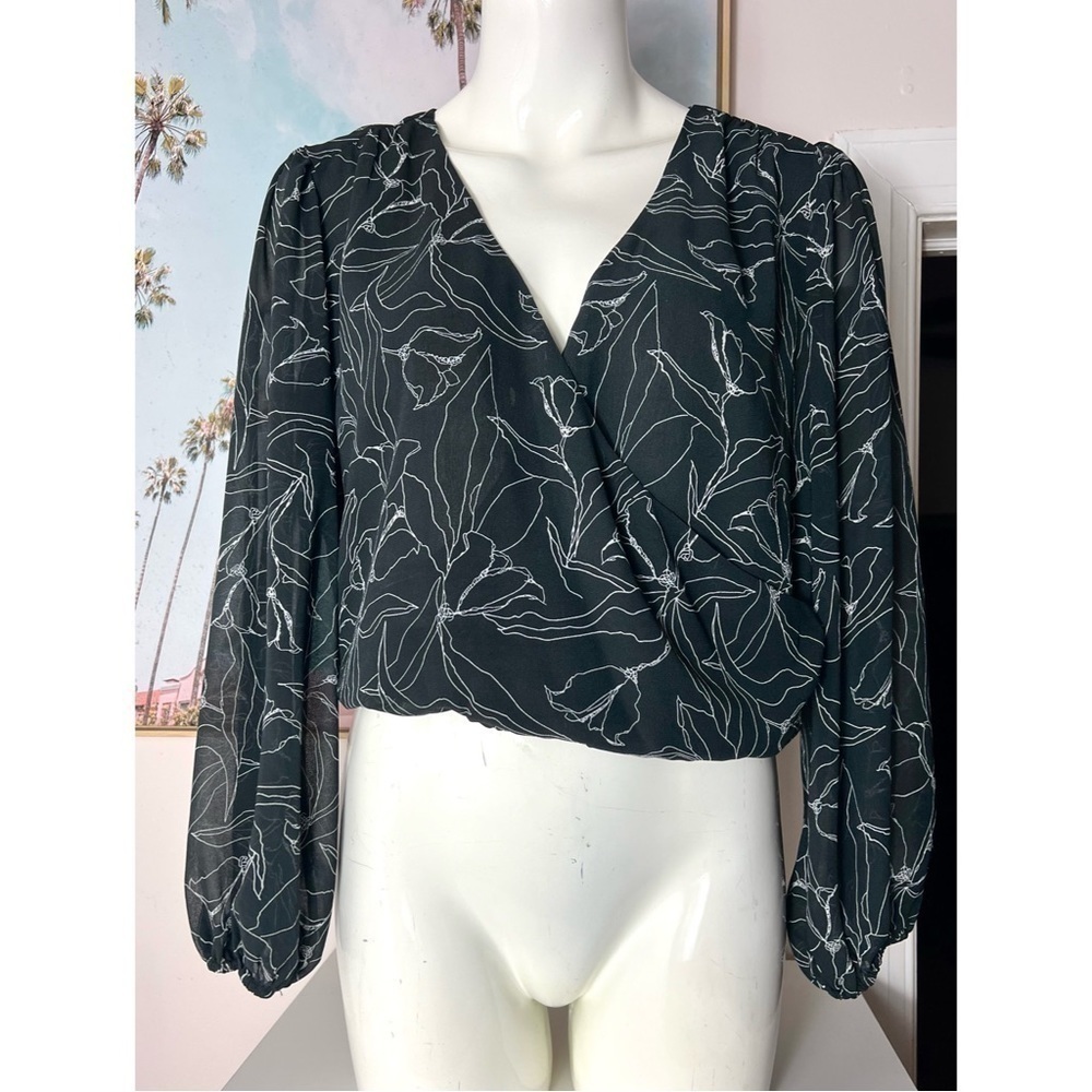ASTR The Label Black Floral V-Neck Puff Sleeve Lightweight Blouse Size Small